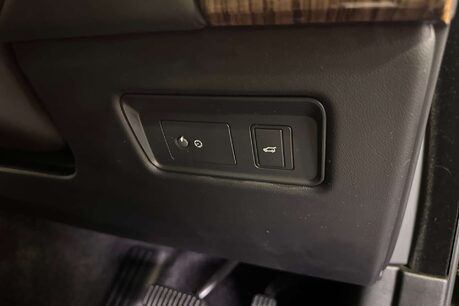 Land Rover Range Rover 3.0 SD V6 Vogue SUV 5dr Diesel Auto 4WD Euro 6 (s/s) (275 ps) 19