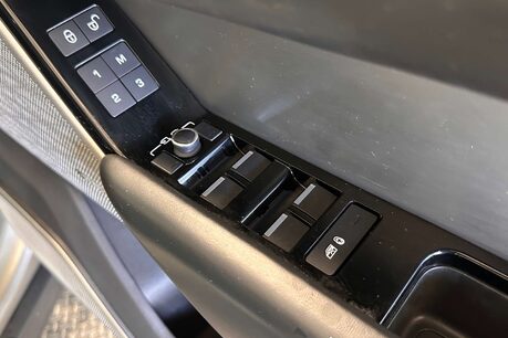 Land Rover Range Rover Velar 3.0 SD6 V6 R-Dynamic HSE SUV 5dr Diesel Auto 4WD Euro 6 (s/s) (300 ps) 11