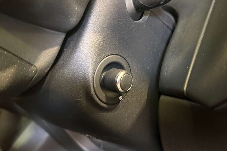 Land Rover Range Rover Velar 3.0 SD6 V6 R-Dynamic HSE SUV 5dr Diesel Auto 4WD Euro 6 (s/s) (300 ps) 27