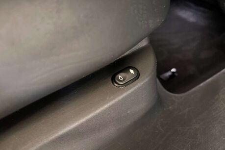 Land Rover Range Rover Velar 3.0 SD6 V6 R-Dynamic HSE SUV 5dr Diesel Auto 4WD Euro 6 (s/s) (300 ps) 50