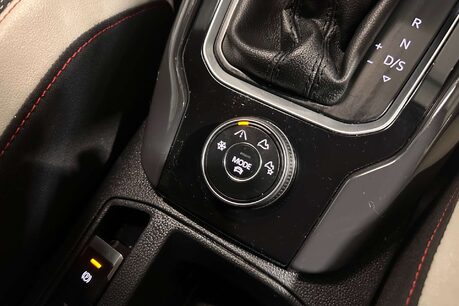 Volkswagen T-Roc 2.0 TSI SEL SUV 5dr Petrol DSG 4Motion Euro 6 (s/s) (190 ps) 38