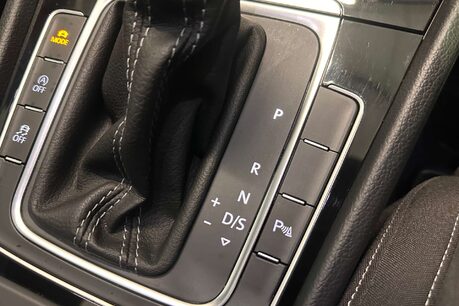 Volkswagen Golf 2.0 TSI R Hatchback 3dr Petrol DSG 4Motion Euro 6 (s/s) (310 ps) 38