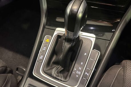 Volkswagen Golf 2.0 TSI R Hatchback 3dr Petrol DSG 4Motion Euro 6 (s/s) (310 ps) 37