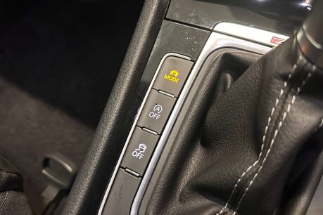 Volkswagen Golf 2.0 TSI R Hatchback 3dr Petrol DSG 4Motion Euro 6 (s/s) (310 ps) 39