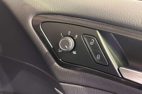 Volkswagen Golf 2.0 TSI R Hatchback 3dr Petrol DSG 4Motion Euro 6 (s/s) (310 ps) 12