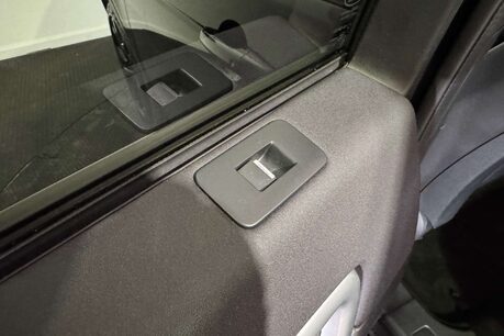 Land Rover Discovery Sport 2.0 TD4 HSE Black SUV 5dr Diesel Auto 4WD Euro 6 (s/s) (180 ps) 62