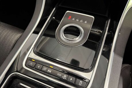 Jaguar XF 2.0d Prestige Saloon 4dr Diesel Auto Euro 6 (s/s) (180 ps) 38