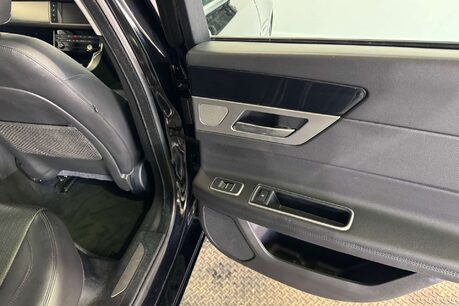 Jaguar XF 2.0d Prestige Saloon 4dr Diesel Auto Euro 6 (s/s) (180 ps) 43