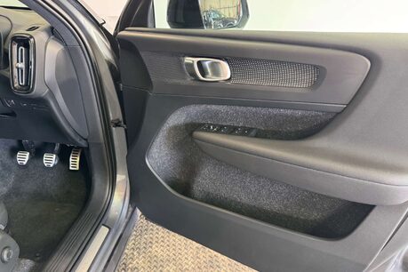 Volvo XC40 2.0 D3 R-Design SUV 5dr Diesel Manual Euro 6 (s/s) (150 ps) 13