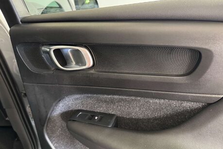 Volvo XC40 2.0 D3 R-Design SUV 5dr Diesel Manual Euro 6 (s/s) (150 ps) 43