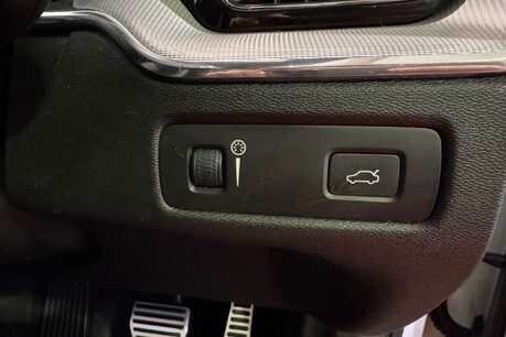 Volvo XC60 2.0 D4 R-Design SUV 5dr Diesel Auto Euro 6 (s/s) (190 ps) 18