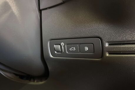 Volvo XC40 1.5h T4 Recharge 10.7kWh R-Design SUV 5dr Petrol Plug-in Hybrid Auto Euro 6 18