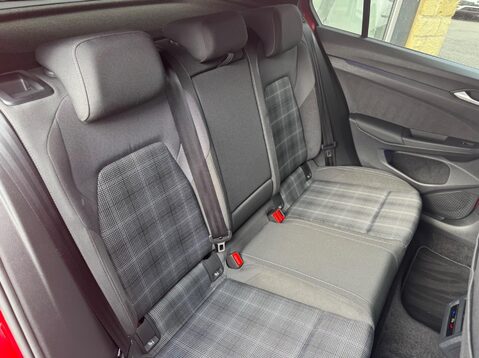Volkswagen Golf GTD TDI DSG 42