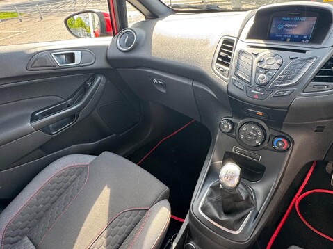 Ford Fiesta ST-LINE 27