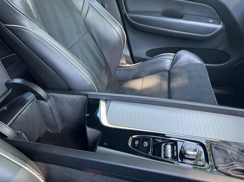 Volvo XC60 T5 R-DESIGN PRO AWD 32