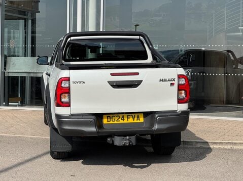 Toyota Hilux GR SPORT 4WD D-4D DCB 8