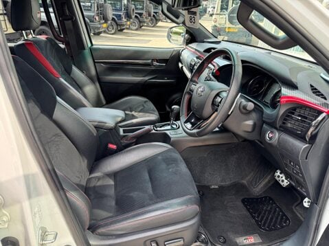 Toyota Hilux GR SPORT 4WD D-4D DCB 13
