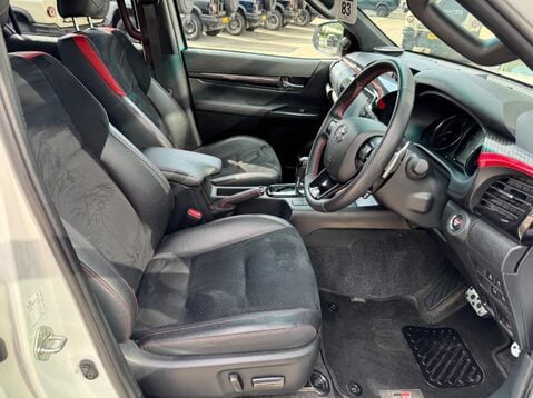 Toyota Hilux GR SPORT 4WD D-4D DCB 14