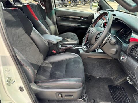 Toyota Hilux GR SPORT 4WD D-4D DCB 15