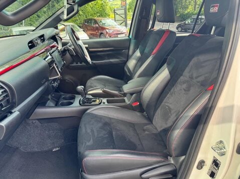 Toyota Hilux GR SPORT 4WD D-4D DCB 28