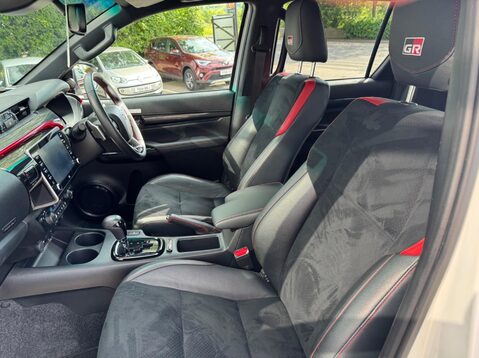 Toyota Hilux GR SPORT 4WD D-4D DCB 27