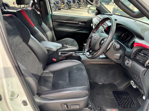 Toyota Hilux GR SPORT 4WD D-4D DCB 14