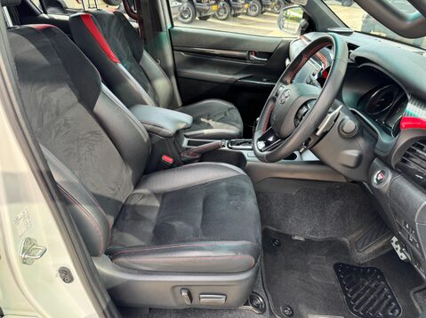 Toyota Hilux GR SPORT 4WD D-4D DCB 15