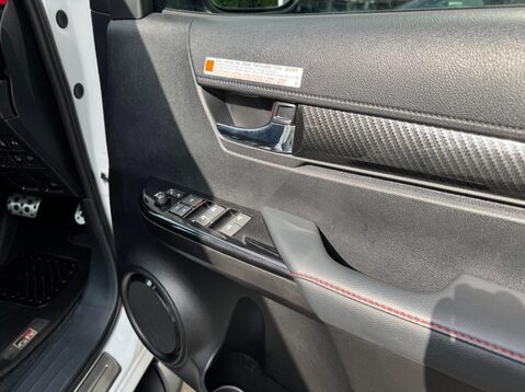 Toyota Hilux GR SPORT 4WD D-4D DCB 33