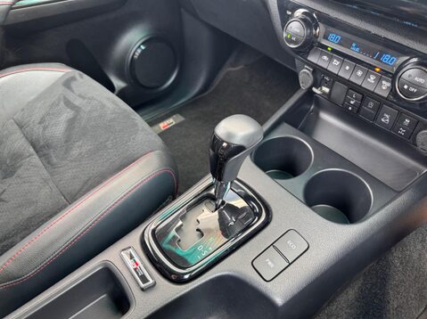 Toyota Hilux GR SPORT 4WD D-4D DCB 19