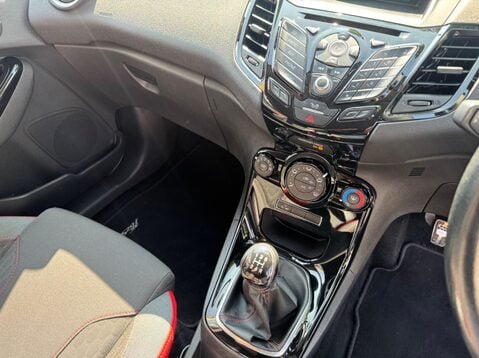 Ford Fiesta ZETEC S RED EDITION 23