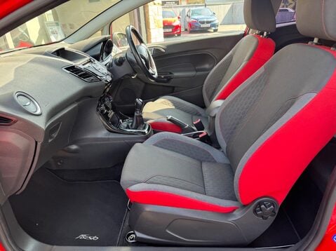 Ford Fiesta ZETEC S RED EDITION 33