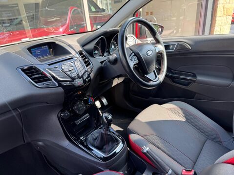Ford Fiesta ZETEC S RED EDITION 28