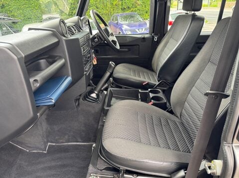 Land Rover Defender 110 COUNTY STATION WAGON 37