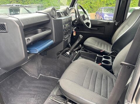 Land Rover Defender 110 COUNTY STATION WAGON 38