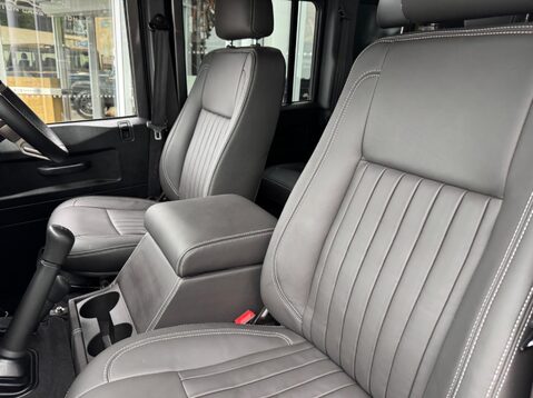 Land Rover Defender TD XS UTILITY WAGON 32