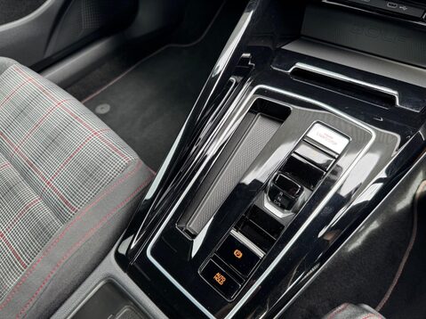 Volkswagen Golf GTI TSI DSG 25