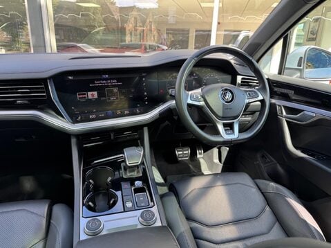 Volkswagen Touareg V6 R-LINE TECH TDI 30