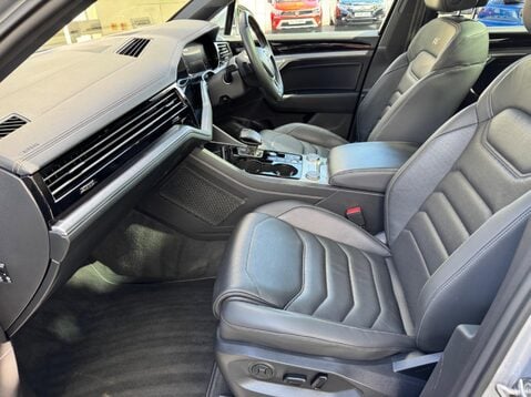 Volkswagen Touareg V6 R-LINE TECH TDI 35