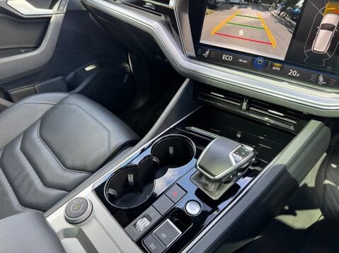 Volkswagen Touareg V6 R-LINE TECH TDI 23