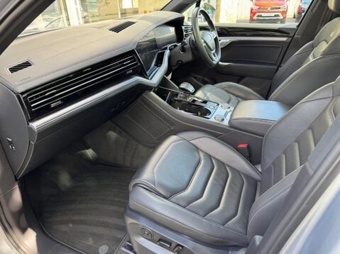 Volkswagen Touareg V6 R-LINE TECH TDI 34