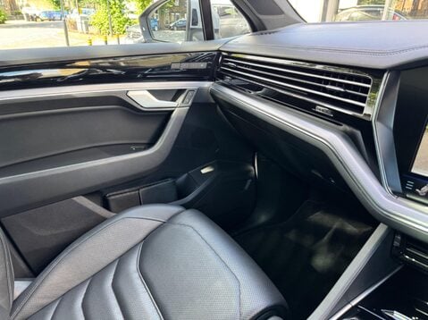 Volkswagen Touareg V6 R-LINE TECH TDI 22