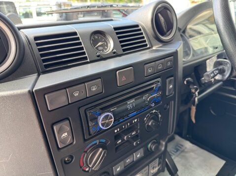 Land Rover Defender TD XS STATION WAGON 25