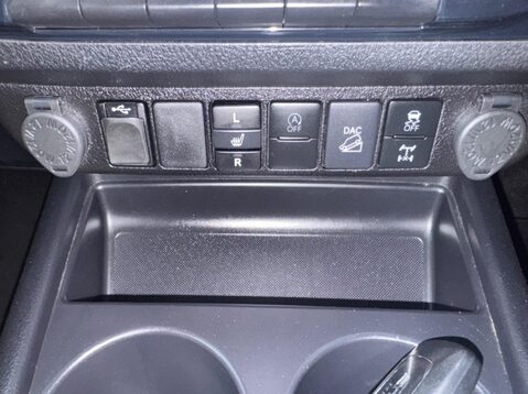 Toyota Hilux INVINCIBLE X 4WD D-4D DCB 41