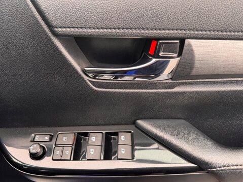 Toyota Hilux INVINCIBLE X 4WD D-4D DCB 80