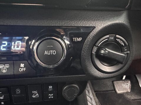 Toyota Hilux INVINCIBLE X 4WD D-4D DCB 40