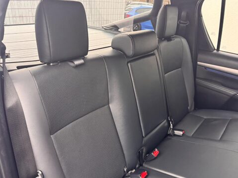 Toyota Hilux INVINCIBLE X 4WD D-4D DCB 74