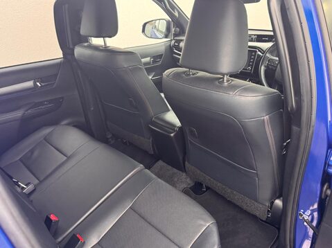 Toyota Hilux INVINCIBLE X 4WD D-4D DCB 75