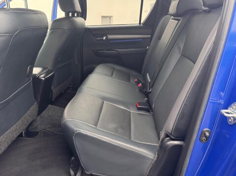 Toyota Hilux INVINCIBLE X 4WD D-4D DCB 70