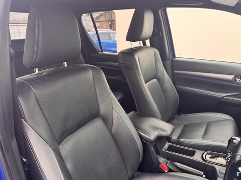 Toyota Hilux INVINCIBLE X 4WD D-4D DCB 34