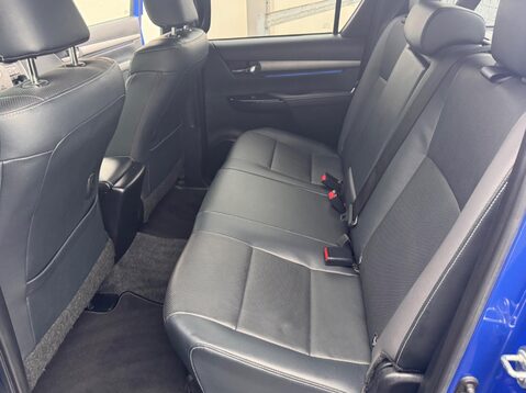 Toyota Hilux INVINCIBLE X 4WD D-4D DCB 71